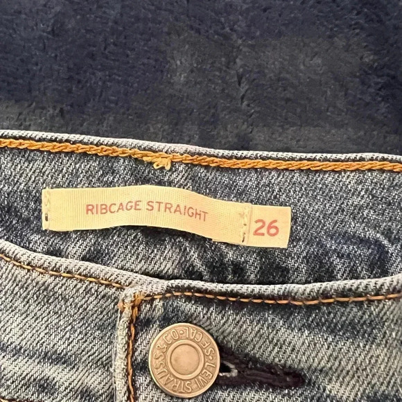 The Levi's Women's Ribcage Straight Ankle jean size 26 with paint stain indigo - Picture 5 of 7